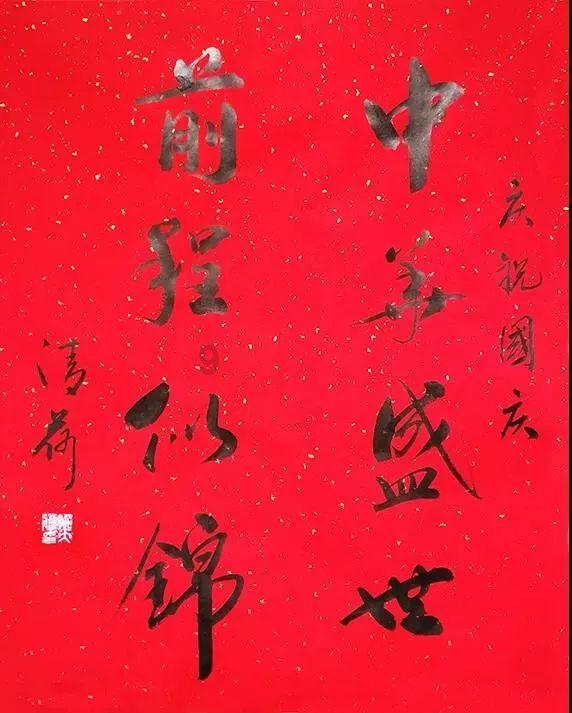 老人乘坐扶梯时不慎摔倒，拼尽全力用身体死死撑住老人的小姐姐，获见义勇为奖励